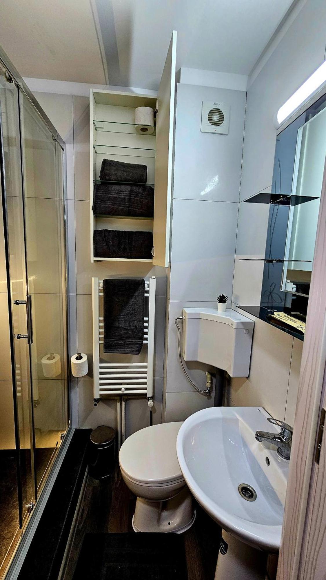 Spoil Yourself With Style, Comfort And Luxury - Tony'S Studios Luxury Pitesti Ngoại thất bức ảnh